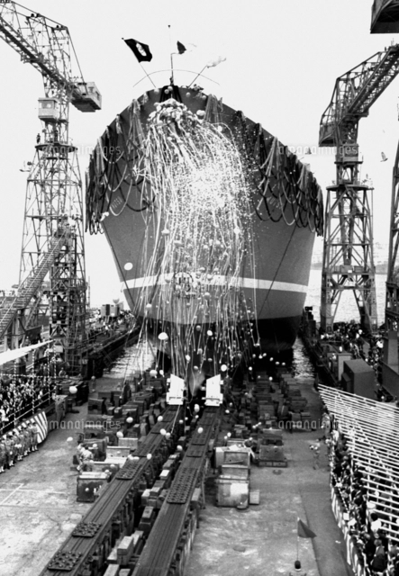 原子力船「むつ」に積み込まれる原子炉格納容器＝江東区豊洲の石川島