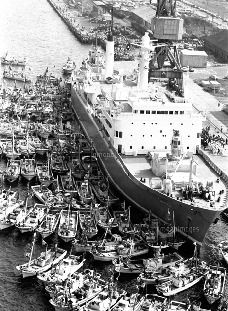 原子力船「むつ」に積み込まれる原子炉格納容器＝江東区豊洲の石川島