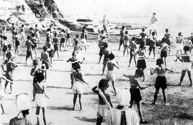 朝の体操で乾布摩擦をする疎開学童 画像サイズ：2646×1717ピクセル【要