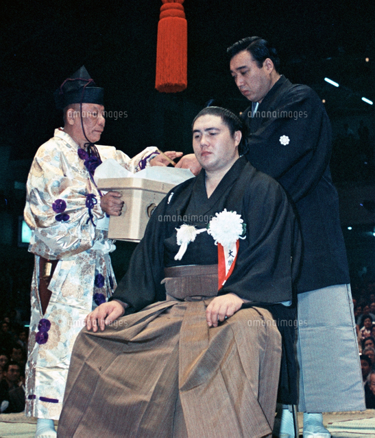 横綱大鵬が引退、マゲにはさみを入れるかつての柏戸（鏡山親方）＝蔵前