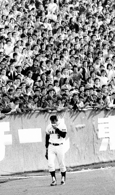 巨人・長嶋選手引退、涙をぬぐいながらグランドを1周する長嶋茂雄選手
