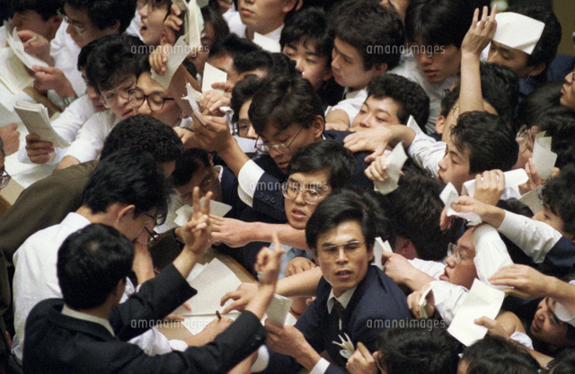 株価大暴落、売り殺到で混乱する立会場＝東京証券取引所 画像サイズ