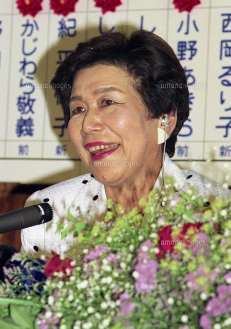 参院選で社会躍進、社会党の大勝利に笑顔で記者会見する土井たか子委員