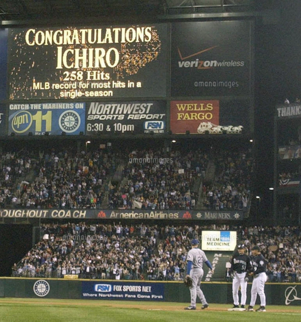 イチローが258安打 新記録で手振るイチロー 画像サイズ：1227×2001
