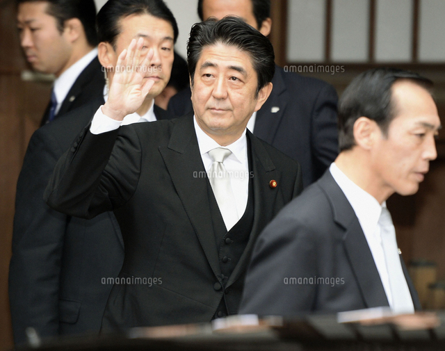 靖国神社の参拝を終えた安倍首相 画像サイズ:2430×1914ピクセル 靖国神社の参拝を終えた安倍首相 画像サイズ:2430×1914ピクセル