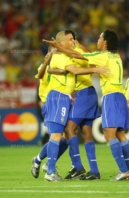 日韓ワールドカップ決勝 ドイツ―ブラジル 先制ゴールを決め