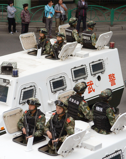 中国新疆ウイグル自治区ウルムチ市の中心部をパレードする、武装警察