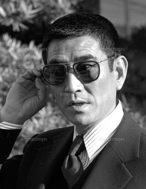 俳優の高倉健さんのモノクロ写真 木製フレーム付き 俳優の高倉健さんのモノクロ写真 木製フレーム付き レビュー】“日本の男を