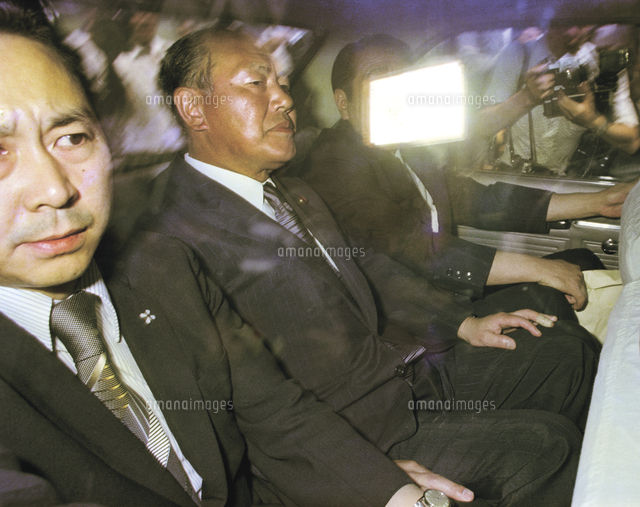 田中前首相を逮捕 東京拘置所に護送される車中の田中角栄前首相