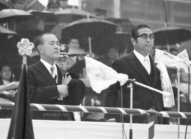 田中角栄：雨の中行われた自衛隊の創設20周年観閲式 画像サイズ