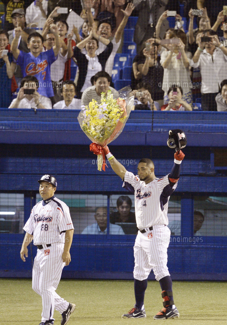 プロ野球記録に並ぶ55号本塁打を放ち、声援に応えるヤクルトのバレン