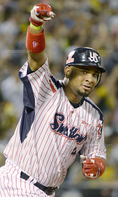 プロ野球新記録の56号本塁打を放ち、ガッツポーズするヤクルトの