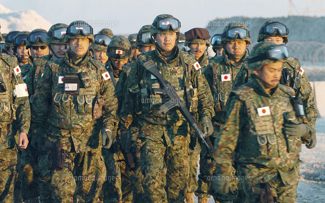 イラクに派遣され、オランダ軍宿営地に集合する陸上自衛隊の隊員たち