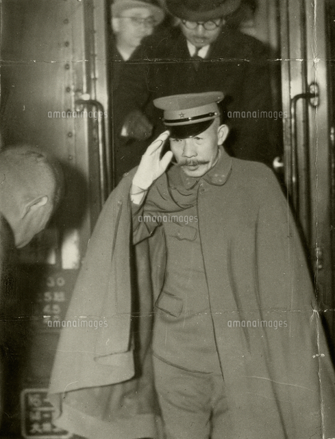 荒木貞夫・陸軍大将 下関駅で 1940年【要事前申請】[23027011340]の 