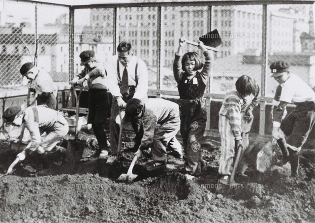 戦争と庶民（1940～49） ①巻 109ページ 隣組各戸に時局標語の旗