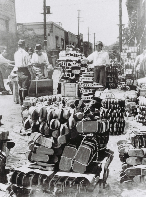 戦争と庶民（1940～49） ①巻 109ページ 隣組各戸に時局標語の旗