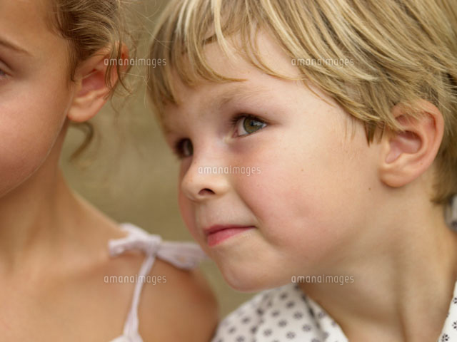 覗き込んでいる外国人の男の子 の写真素材 イラスト素材 アマナイメージズ