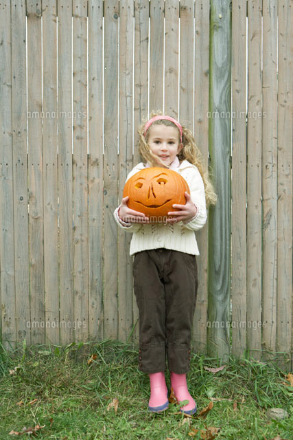 ハロウィーンかぼちゃを持つ少女[24003000261]の写真・イラスト素材