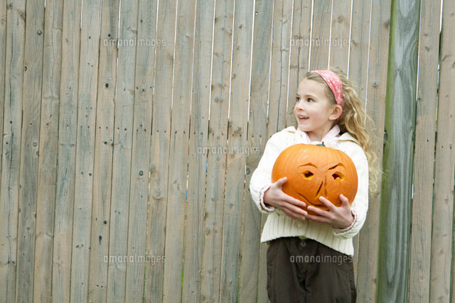 ハロウィーンかぼちゃを持つ少女[24003000262]の写真・イラスト素材