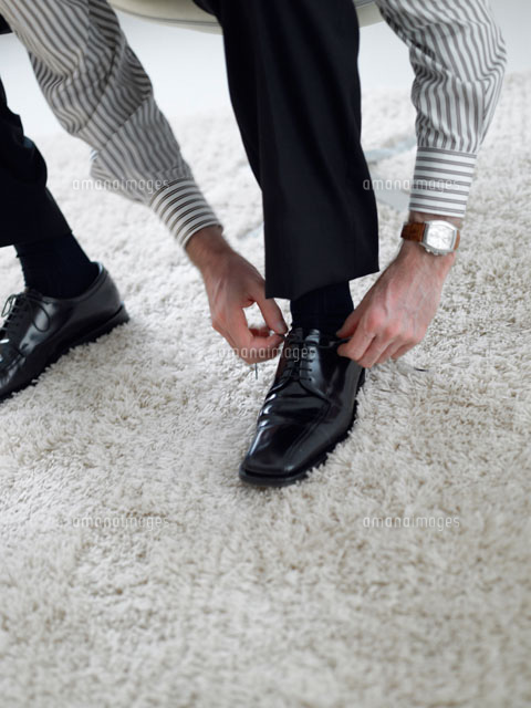 革靴を履いている白人男性 の写真素材 イラスト素材 アマナイメージズ