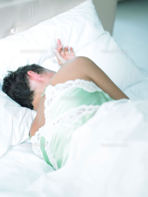 ベッドに寝ている白人女性 の写真素材 イラスト素材 アマナイメージズ