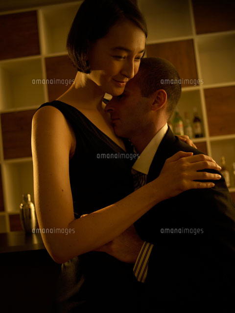 抱き合う白人カップル a の写真素材 イラスト素材 アマナイメージズ