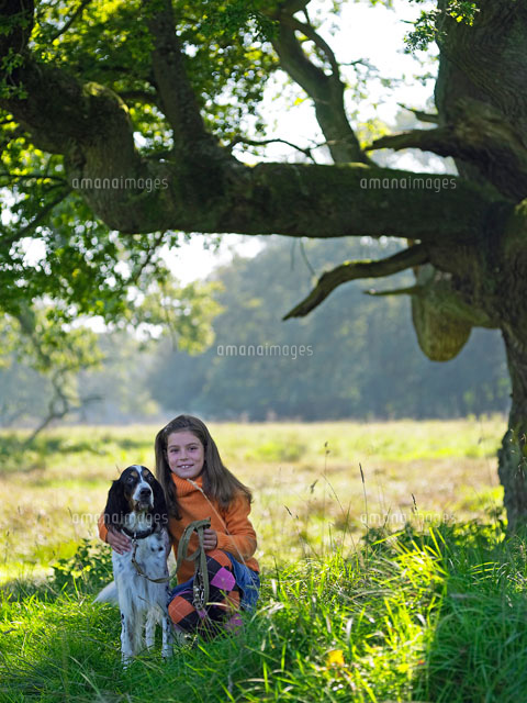 北欧の森で犬と散歩する少女 の写真素材 イラスト素材 アマナイメージズ