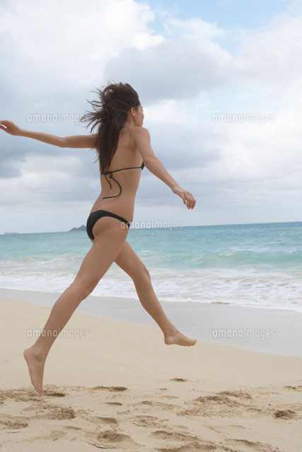 水着で浜辺にいる女性 a の写真素材 イラスト素材 アマナイメージズ