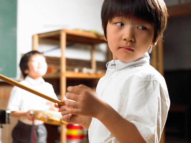 音楽の授業で演奏会をする小学生 の写真素材 イラスト素材 アマナイメージズ