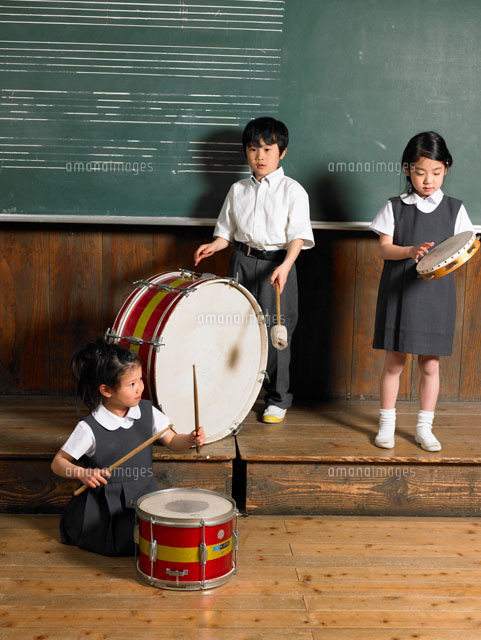 音楽の授業で演奏会をする小学生 の写真素材 イラスト素材 アマナイメージズ