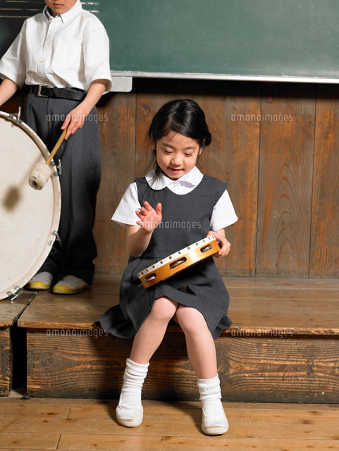 音楽の授業で演奏会をする小学生 の写真素材 イラスト素材 アマナイメージズ
