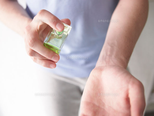 香水を手首につける男性 の写真素材 イラスト素材 アマナイメージズ