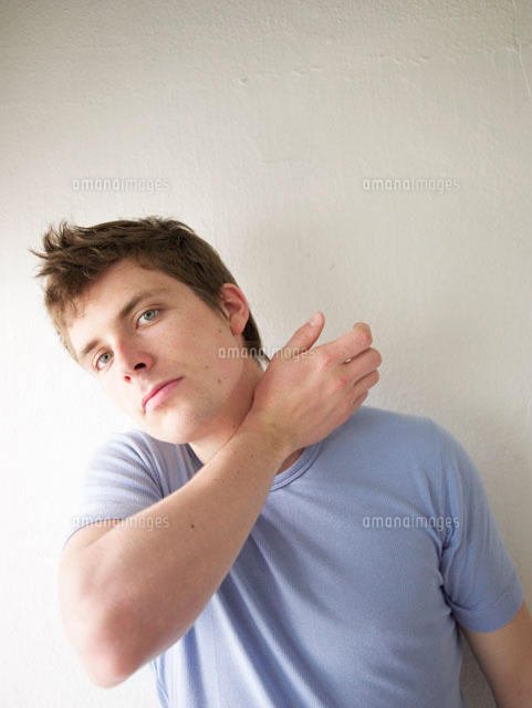 香水を首につける男性 の写真素材 イラスト素材 アマナイメージズ