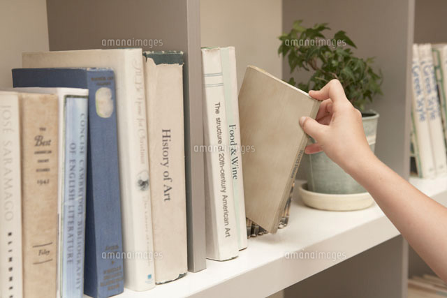 本棚から本を取り出す少女の手元 24014000468 の写真素材 イラスト素材 アマナイメージズ