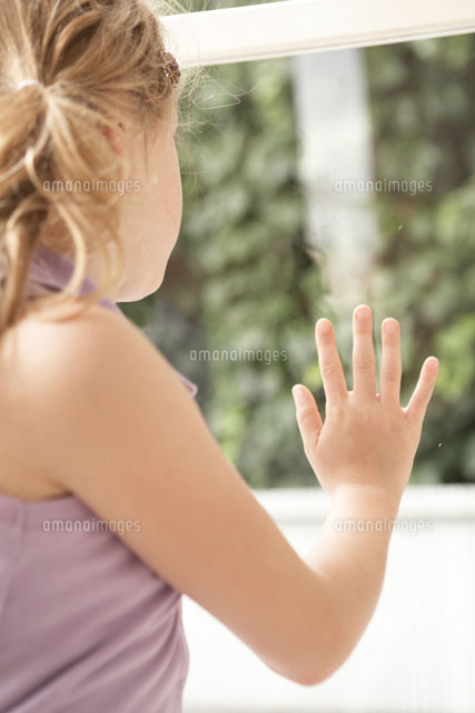 窓の外を眺める少女 の写真素材 イラスト素材 アマナイメージズ