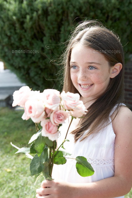 バラの花束を持つ少女 の写真素材 イラスト素材 アマナイメージズ