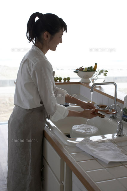 キッチンで洗い物をする女性 の写真素材 イラスト素材 アマナイメージズ