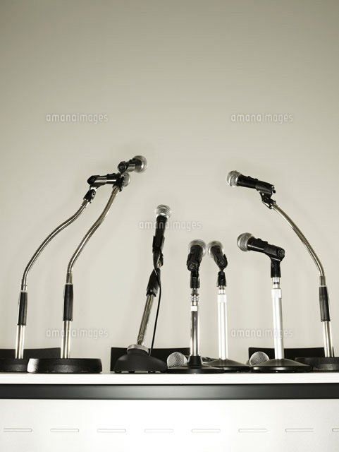 デスクに置かれたマイク の写真素材 イラスト素材 アマナイメージズ