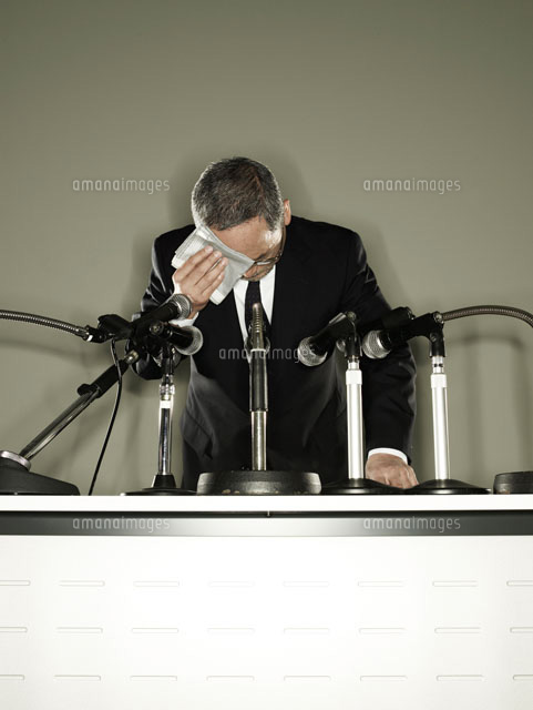 謝罪会見する男性役員 の写真素材 イラスト素材 アマナイメージズ