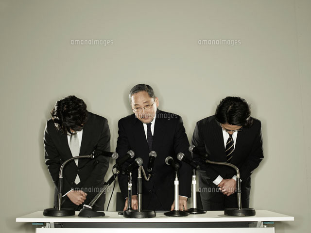 謝罪会見する男性役員と部下 の写真素材 イラスト素材 アマナイメージズ