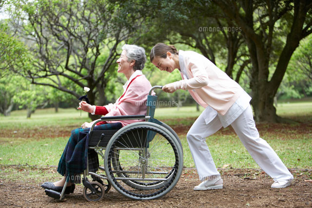 シニア女性が座る車椅子を押す看護師 の写真素材 イラスト素材 アマナイメージズ