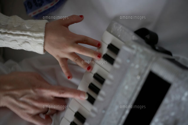 アコーディオンを弾く子供と大人の手 の写真素材 イラスト素材 アマナイメージズ