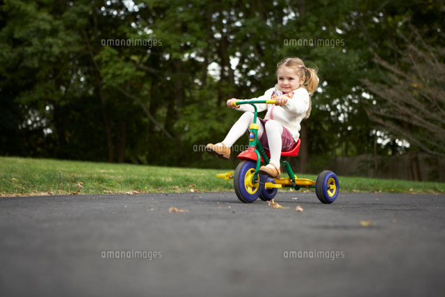 三輪車で遊ぶ女の子 の写真素材 イラスト素材 アマナイメージズ