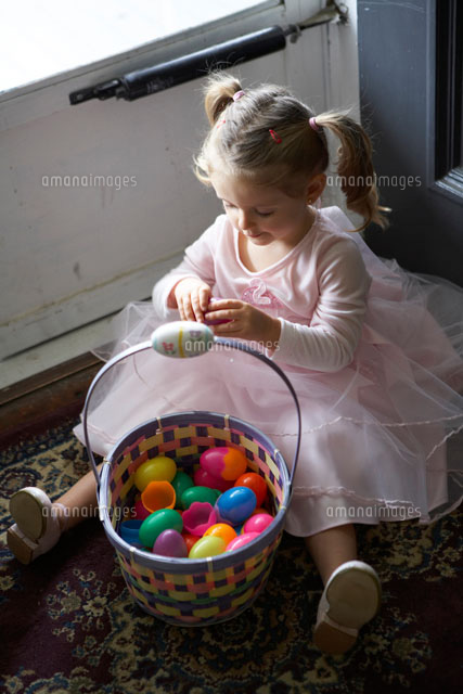 おもちゃの卵で遊ぶ女の子 の写真素材 イラスト素材 アマナイメージズ