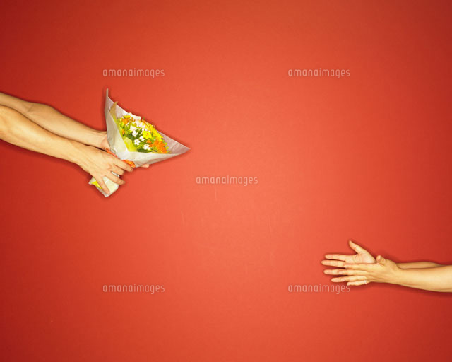 花束を渡す手と受け取る手 a の写真素材 イラスト素材 アマナイメージズ