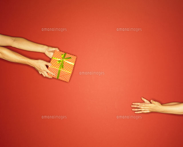 ギフトを渡す手と受け取る手 の写真素材 イラスト素材 アマナイメージズ