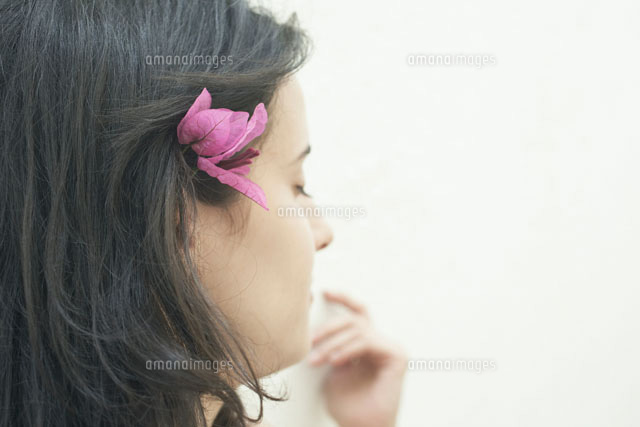 白壁に寄りそう女性の横顔 の写真素材 イラスト素材 アマナイメージズ