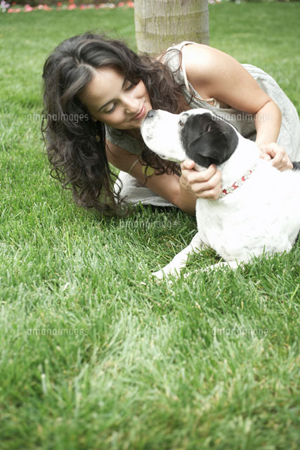犬と戯れる女性[24016000411]の写真・イラスト素材｜アマナイメージズ
