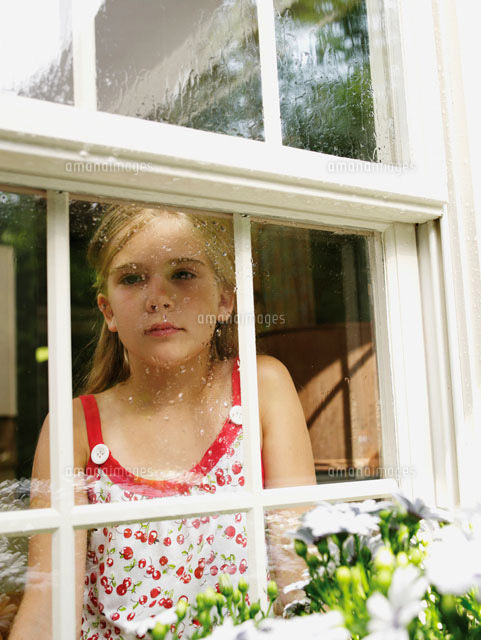 窓の外を眺める少女 の写真素材 イラスト素材 アマナイメージズ