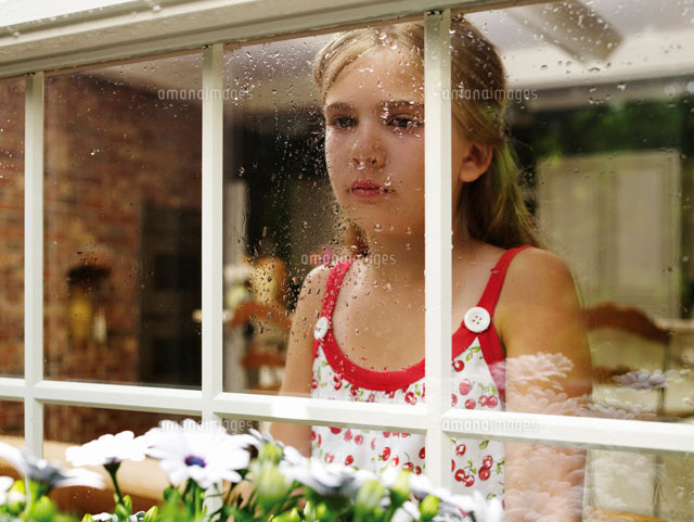 窓の外を眺める少女 の写真素材 イラスト素材 アマナイメージズ